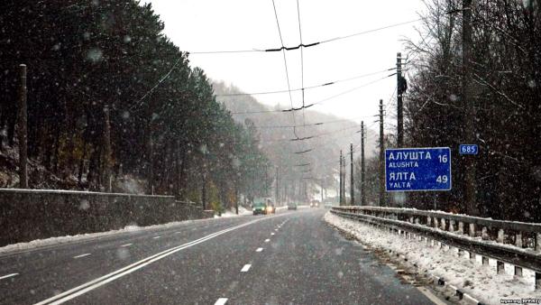 Дороги Крыма замело снегом